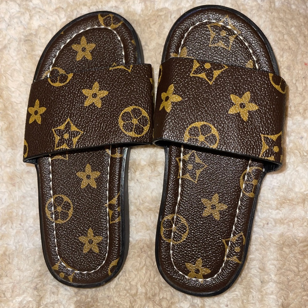 SOLD.   Little girls sandals